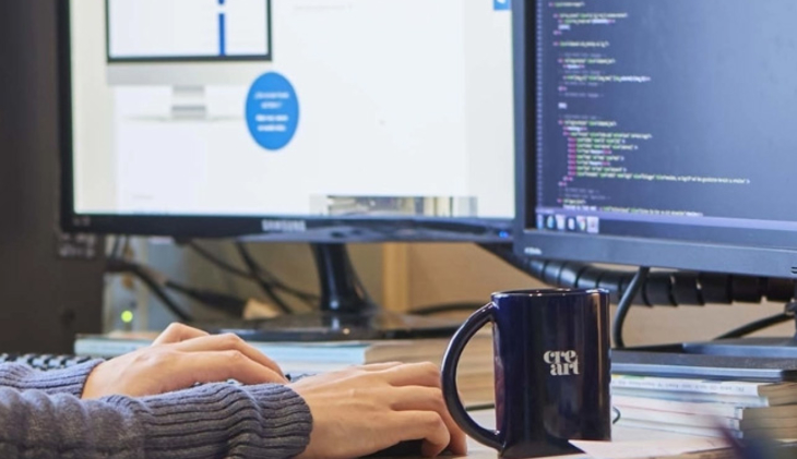 Mitarbeiterin von compositum bei der Arbeit